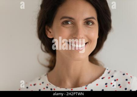 Porträt der glücklichen schönen lateinischen 30s Frau mit feiner Haut Stockfoto