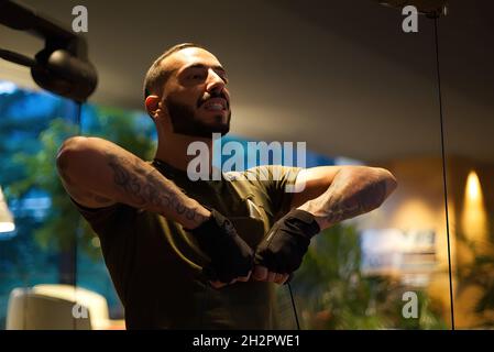 Davide Malfitano ein fitter Mann aus dem Kaukasus arbeitet in einem Fitnessstudio. Stockfoto