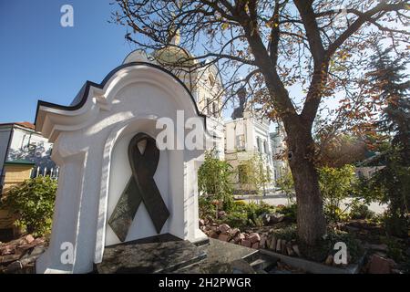 Kiew, Ukraine - 6. Oktober 2021: Gedenkzeichen „Symbol der Solidarität mit AIDS-Patienten“ in Kiew Stockfoto