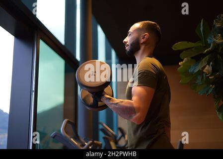 Davide Malfitano ein fitter Mann aus dem Kaukasus arbeitet in einem Fitnessstudio. Stockfoto