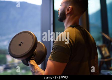 Davide Malfitano ein fitter Mann aus dem Kaukasus arbeitet in einem Fitnessstudio. Stockfoto