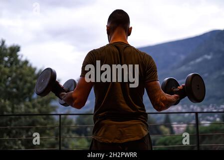 Davide Malfitano ein fitter Mann aus dem Kaukasus arbeitet in einem Fitnessstudio. Stockfoto