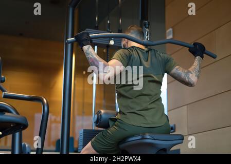 Davide Malfitano ein fitter Mann aus dem Kaukasus arbeitet in einem Fitnessstudio. Stockfoto