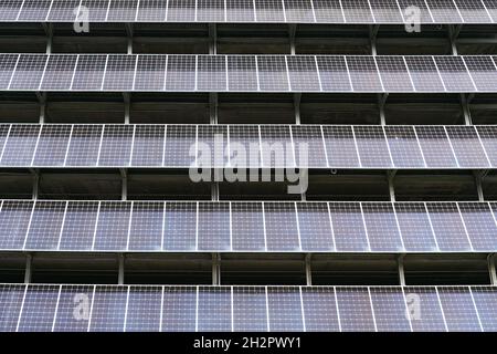 Sonnenkollektoren auf der Seite eines Gebäudes installiert Stockfoto