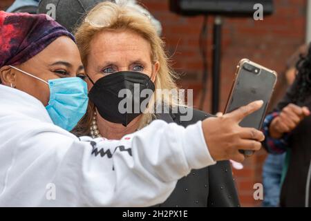 Dearborn, Michigan, USA. Oktober 2021. Die Vertreterin Debbie Dingell (D-mich.) posiert für ein Selfie mit einer Frau nach einer Kundgebung zur Unterstützung des Build Back Better Act von Präsident Joe Biden. Kredit: Jim West/Alamy Live Nachrichten Stockfoto