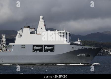 HNLMS Karel Doorman (A833), ein gemeinsames Unterstützungsschiff der Karel-Doorman-Klasse im Besitz der Royal Netherlands Navy, das gemeinsam mit der deutschen Marine betrieben wurde und Gourock auf dem Firth of Clyde passiert. Das Schiff befand sich auf der Clyde, als sie nach der Teilnahme an der militärischen Übung Dynamic Mariner 2021 und Joint Warrior 21-2 einen kurzen Besuch abstattete. Stockfoto