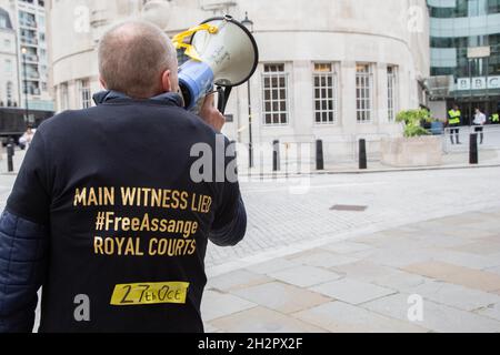 London, Großbritannien. Oktober 2021. Ein Demonstranten, der ein Pro Assange T-Shirt trägt, spricht auf einem Megatelefon während eines nicht auslieferbaren Assange-Protests.die USA sollen am 28. Oktober 2021 beim Royal Courts of Justice gegen Julian Assange Einspruch erheben. Kredit: SOPA Images Limited/Alamy Live Nachrichten Stockfoto