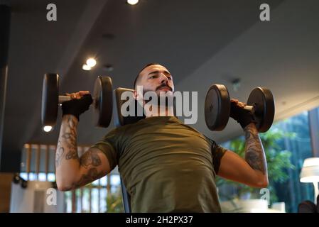 Davide Malfitano ein fitter Mann aus dem Kaukasus arbeitet in einem Fitnessstudio. Stockfoto