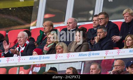 Oliver KAHN, FCB-CEO, Vorsitzender der FC Bayern München AG, Jan-Christian Dreesen , Geschäftsführer Finanzen FCB Andreas jung, Marketingdirektor und Vorstandsmitglied FCB Uli HOENESS (ehemaliger FCB-Präsident ), Ehrenpräsident, Herbert HAINER, FCB-Präsident und Ex-CEO Adidas, Frau Angelika, Walter MENNEKES, Unternehmer, Vizepräsident des FC Bayern, Im Spiel FC BAYERN MÜNCHEN - TSG 1899 HOFFENHEIM 4-0 1.Deutsche Fußballliga am 23. Oktober 2021 in München, Deutschland. Saison 2021/2022, Spieltag 9, 1.Bundesliga, FCB, München, 9.Spieltag. © Peter Schatz / Alamy Live Nachrichten - DFL REGU Stockfoto