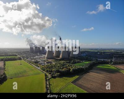 (ANMERKUNG DER REDAKTION: Bild aufgenommen mit einer Drohne)Luftaufnahme des Drax-Kraftwerks, des drittgrößten umweltschädlichen Kraftwerks in Europa in der Nähe von Selby, North Yorkshire. Stockfoto