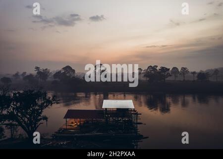 Haus am Amazonas. Schöner Sonnenaufgang im Amazonas-Dschungel. Stockfoto