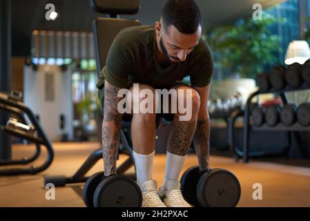 Davide Malfitano ein fitter Mann aus dem Kaukasus arbeitet in einem Fitnessstudio. Stockfoto