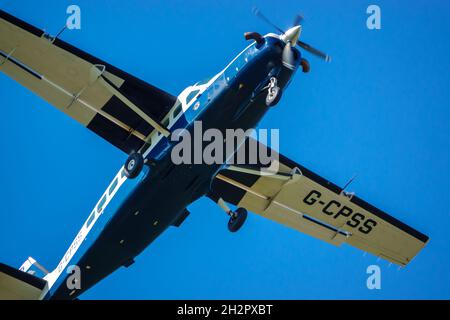 Die Cessna 208b Grand Caravan G-CPSS Leichtflugzeug fliegt kurz nach dem Start mit Fallschirmspringern an Bord tief über den Kopf Stockfoto