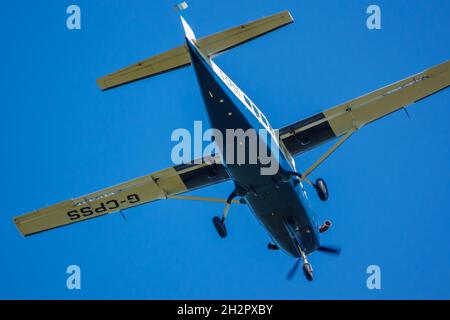 Die Cessna 208b Grand Caravan G-CPSS Leichtflugzeug fliegt kurz nach dem Start mit Fallschirmspringern an Bord tief über den Kopf Stockfoto