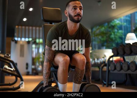 Davide Malfitano ein fitter Mann aus dem Kaukasus arbeitet in einem Fitnessstudio. Stockfoto