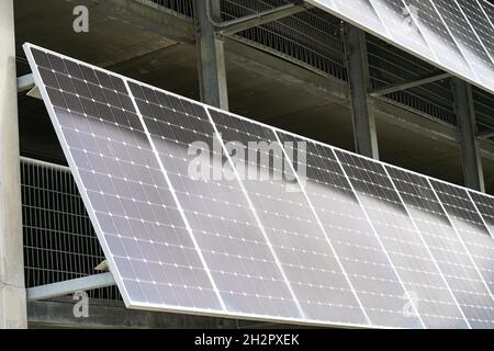 Sonnenkollektoren auf der Seite eines Gebäudes installiert Stockfoto