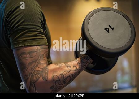 Davide Malfitano ein fitter Mann aus dem Kaukasus arbeitet in einem Fitnessstudio. Stockfoto