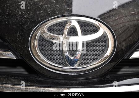 Toyota Chrom Metall-Logo, Luxus-Auto in Istanbul Stadt, Februar 02, 2011 Istanbul Pendik Türkei Gebrauchtwagenmarkt Stockfoto