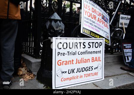 London, Großbritannien. Oktober 2021. Pro Assange Plakate während eines marsches zur Unterstützung von Julian Assange von der BBC an die Royal Courts of Justice.die Auslieferungsverhandlungen von Wikileaks Gründer Julian Assange sollen nächste Woche fortgesetzt werden. DIE USA wollen, dass Großbritannien Assange wegen Anschuldigungen, einschließlich Spionage, ausliefert. Die letzte Berufungsverhandlung findet am 27. Oktober statt. (Foto von Loredana Sangiuliano/SOPA Images/Sipa USA) Quelle: SIPA USA/Alamy Live News Stockfoto