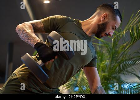 Davide Malfitano ein fitter Mann aus dem Kaukasus arbeitet in einem Fitnessstudio. Stockfoto