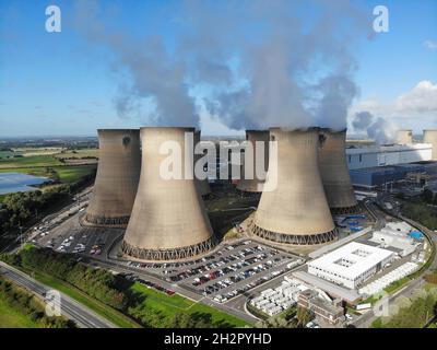 Drax Village, Großbritannien. Oktober 2021. (ANMERKUNG DER REDAKTION: Bild aufgenommen mit einer Drohne)Luftaufnahme des Drax-Kraftwerks, des drittgrößten umweltschädlichen Kraftwerks in Europa in der Nähe von Selby, North Yorkshire. (Foto von Edward Crawford/SOPA Images/Sipa USA) Quelle: SIPA USA/Alamy Live News Stockfoto