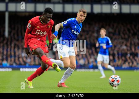 Liverpool, Großbritannien. Oktober 2021. Ismaila Sarr #23 von Watford kreuzt den Ball in Liverpool, Vereinigtes Königreich am 10/23/2021. (Foto von Conor Molloy/News Images/Sipa USA) Quelle: SIPA USA/Alamy Live News Stockfoto