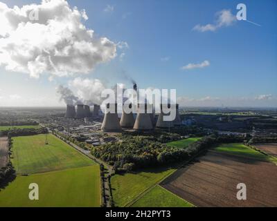 Drax Village, Yorkshire, Großbritannien. Oktober 2021. (ANMERKUNG DER REDAKTION: Bild aufgenommen mit einer Drohne) Luftaufnahme des Drax-Kraftwerks, des drittgrößten umweltschädlichen Kraftwerks in Europa in der Nähe von Selby, North Yorkshire. (Bild: © Edward Crawford/SOPA Images via ZUMA Press Wire) Stockfoto