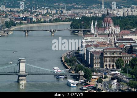 Europa, Ungarn, Budapest, Blick vom Gellértberg über die Donau auf das Parlament und Kettenbrücke, Lanchíd Stockfoto