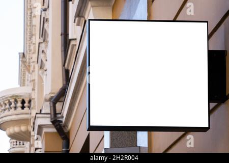 Modell. Blanke weiße rechteckige Form Schild an der Wand im Freien. Beschilderung von Geschäft, Geschäft, Café, Restaurant Stockfoto