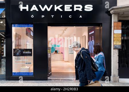 Valencia, Spanien. Oktober 2021. Zwei Frauen passieren in Valencia vor dem Straßenhändler Optical. (Foto: Xisco Navarro/SOPA Images/Sipa USA) Quelle: SIPA USA/Alamy Live News Stockfoto