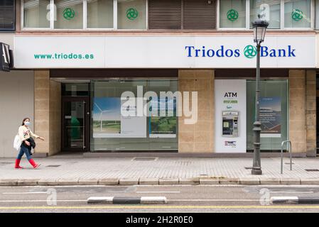 Valencia, Spanien. Oktober 2021. Eine Frau kommt vor der Triodos Bank in Valencia vorbei. (Foto: Xisco Navarro/SOPA Images/Sipa USA) Quelle: SIPA USA/Alamy Live News Stockfoto