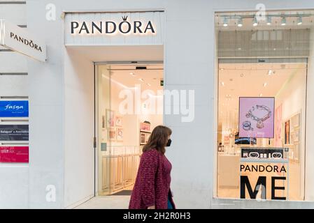 Valencia, Spanien. Oktober 2021. Eine Frau geht vor Pandora Juwelieren in Valencia vorbei. (Foto: Xisco Navarro/SOPA Images/Sipa USA) Quelle: SIPA USA/Alamy Live News Stockfoto