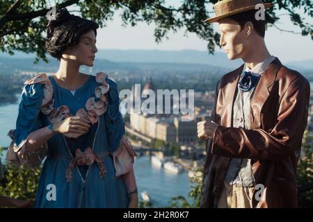 Ungarn, Budapest, Gellertberg, zwei Figuren für Fotozwecke mit Blick auf die Donau und das Parlament | Hungary, Budapest, Gellért Hill, to Figures for Stockfoto