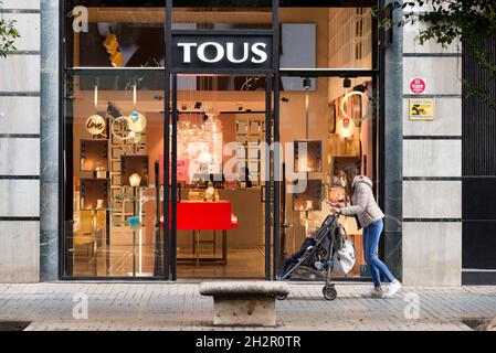 Valencia, Spanien. Oktober 2021. Eine Frau kommt vor den Juwelieren von Tous in Valencia vorbei. (Foto: Xisco Navarro/SOPA Images/Sipa USA) Quelle: SIPA USA/Alamy Live News Stockfoto