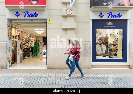 Valencia, Spanien. Oktober 2021. Vor dem Kosmetikgeschäft Prieto in Valencia gehen Leute vorbei. (Bild: © Xisco Navarro Pardo/SOPA-Bilder über ZUMA Press Wire) Stockfoto