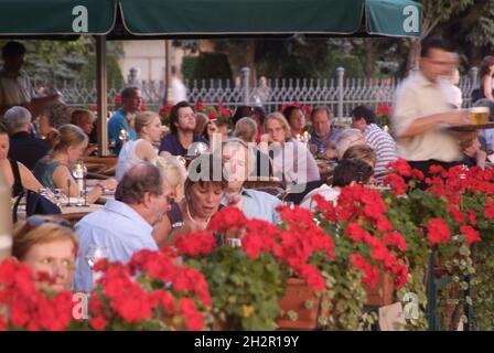 Ungarn, Budapest, Cafés und Restaurants am Duna-korzó auf der Pestseite der Donau | Ungarn, Budapest, Restaurants und Cafés auf Duna-korzo at Stockfoto