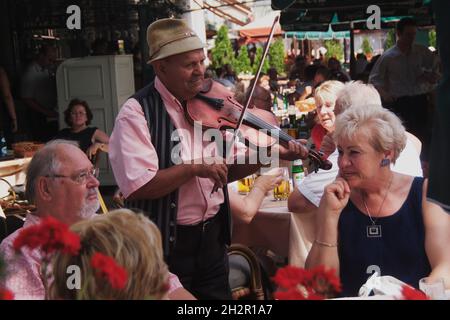 Ungarn, Budapest, Cafés und Restaurants am Duna-korzó auf der Pestseite der Donau, Musiker spielt auf der Geige ungarische Musik | Ungarn, Budapest, Stockfoto