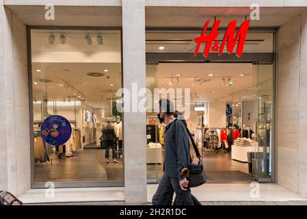 Valencia, Spanien. Oktober 2021. Vor dem Bekleidungsgeschäft von H&M in Valencia gehen Leute vorbei. (Bild: © Xisco Navarro Pardo/SOPA-Bilder über ZUMA Press Wire) Stockfoto