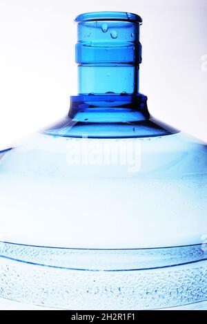 Kunststoff 19 lt hygienische große blaue Trinkwasserflasche, sauberes und reines Wasser Kanister Detail Stockfoto