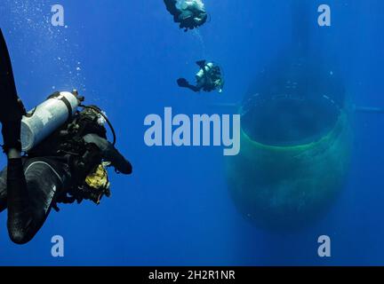 Honolulu, Usa. 18. Juni 2021. US Navy Divers, die dem Naval Special Warfare Command zugewiesen wurden, führen Operationen mit dem Schnellangriff-U-Boot der Virginia-Klasse USS North Carolina unter dem Pazifischen Ozean durch, 18. Juni 2021 vor der Küste von Oahu, Hawaii. Quelle: MC2 Alex Perlman/USA Navy/Alamy Live News Stockfoto