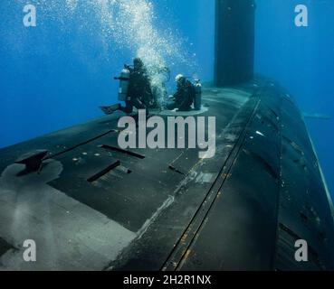 Honolulu, Usa. 18. Juni 2021. US Navy Divers, die dem Naval Special Warfare Command zugewiesen wurden, führen Operationen mit dem Schnellangriff-U-Boot der Virginia-Klasse USS North Carolina unter dem Pazifischen Ozean durch, 18. Juni 2021 vor der Küste von Oahu, Hawaii. Quelle: MC2 Alex Perlman/USA Navy/Alamy Live News Stockfoto