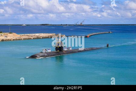 Apra Harbor, Usa. 25. August 2021. Das Schnellangriff-U-Boot USS Oklahoma City der US Navy der Los Angeles-Klasse wird am 25. August 2021 in Aprahafen, Guam, auf der Oberfläche in den Marinestützpunkt Guam gebracht. Kredit: MC3 Naomi Johnson/U.S. Navy/Alamy Live News Stockfoto