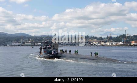 Bremerton, Usa. 23. September 2021. Das Schnellangriffs-U-Boot USS Providence der US-Navy der Los Angeles-Klasse durchsetzt den Puget Sound auf dem Weg zum Marinestützpunkt Kitsap am 25. Juni 2021 in Bremerton, Washington. Das Providence, das älteste aktive Schnellangriff-U-Boot der US-Marine, wird nach 37 Jahren Dienst stillgelegt. Kredit: MC1 Heather Wamsley/U.S. Navy/Alamy Live News Stockfoto