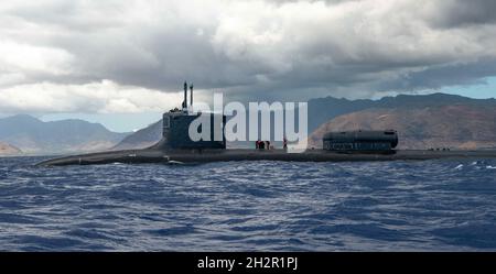 Honolulu, Usa. 18. Juni 2021. Das US Navy Virginia-Klasse Schnellangriffs-U-Boot USS North Carolina während der Übungen mit dem Naval Special Warfare Command auf dem Pazifischen Ozean 18. Juni 2021 vor der Küste von Oahu, Hawaii. Quelle: MC2 Alex Perlman/USA Navy/Alamy Live News Stockfoto