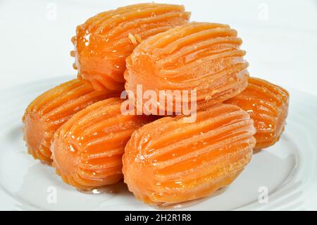 Traditionelles türkisches Dessert tulumba, tulumba tatlisi auf dem Teller Stockfoto