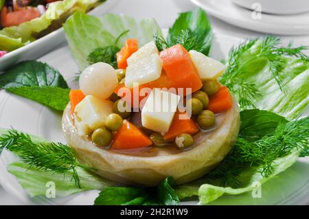 Hausgemachte Artischocke mit Olivenöl aus der türkischen Küche, frische Artischocke mit Erbsen und Karottenkartoffeln Stockfoto