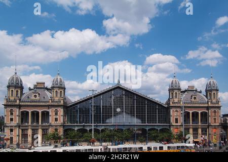 Ungarn, Budapest, Westbahnhof am Nyugati Platz,tér und der Teréz körút, gebaut 1874-1877 von der Firma Eiffel in Paris | Ungarn, Budapest, Western Ra Stockfoto