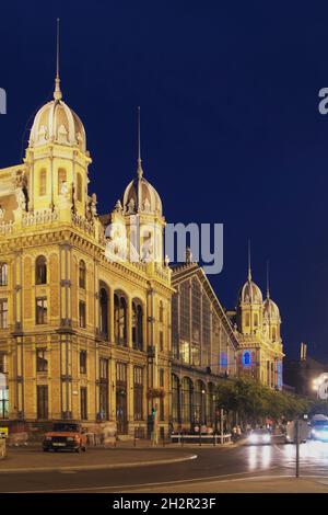 Ungarn, Budapest, Westbahnhof am Nyugati Platz,tér und der Teréz körút, gebaut 1874-1877 von der Firma Eiffel in Paris, Abendstimmung | Hungary, Budap Stockfoto