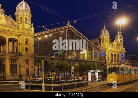 Ungarn, Budapest, Westbahnhof am Nyugati Platz,tér und der Teréz körút, gebaut 1874-1877 von der Firma Eiffel in Paris, Abendstimmung | Hungary, Budap Stockfoto