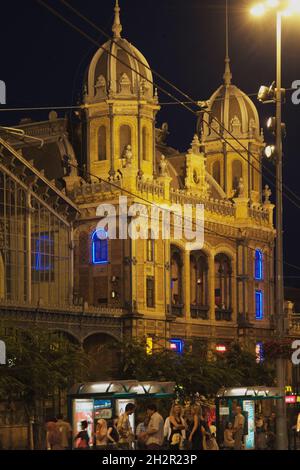 Ungarn, Budapest, Westbahnhof am Nyugati Platz,tér und der Teréz körút, gebaut 1874-1877 von der Firma Eiffel in Paris, Abendstimmung | Hungary, Budap Stockfoto